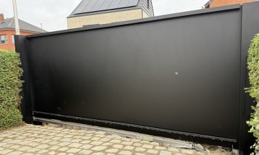 LED-Line schuifpoort met gevelbekleding — Borgloon